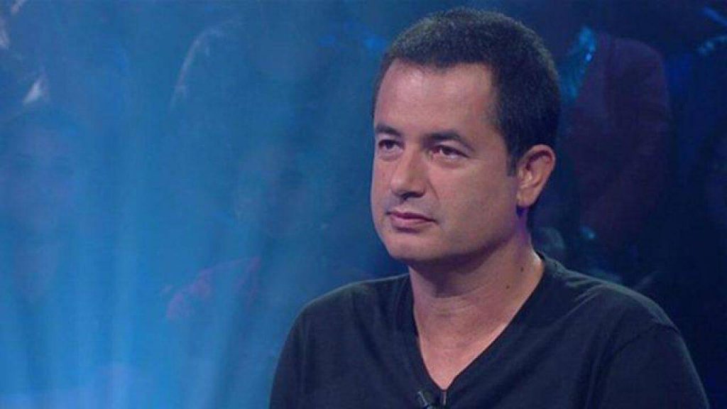 Ατζούν Ιλιτζαλί: Ο συνεργάτης του ΣΚΑΪ συνεχάρη τους Τούρκους ποδοσφαιριστές για τον χαιρετισμό της τουρκικής εισβολής!