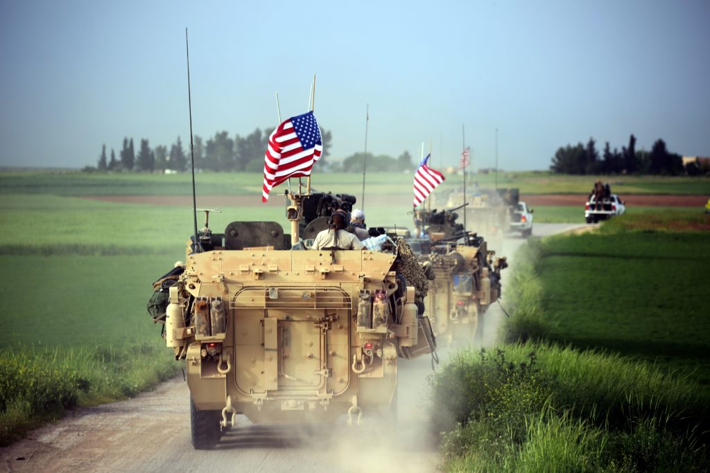 Βίντεο: Οι Αμερικανοί αποχωρούν από την Συρία και συναντούν μονάδες του συριακού Στρατού σε απόσταση… χαιρετισμού!
