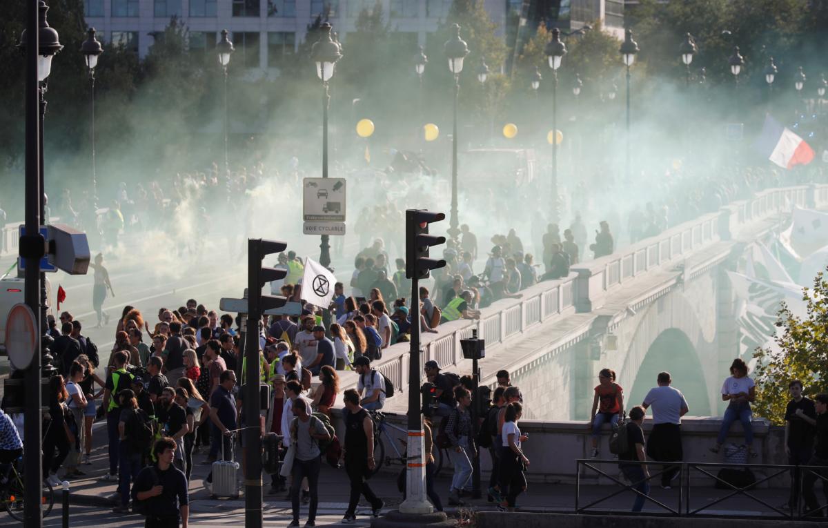 Επεισόδια σε διαδήλωση πυροσβεστών στο Παρίσι – Αστυνομικοί έκαναν χρήση δακρυγόνων