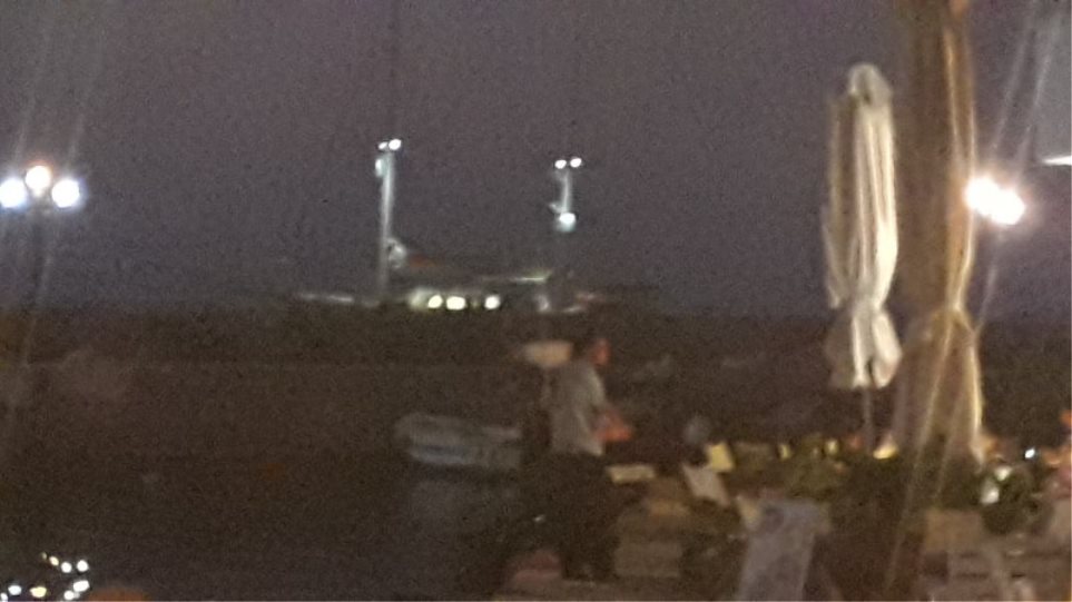 Έξω από το λιμάνι της Σκάλας παραμένει το… «Ανοικτή Αγκαλιά» – Δεν υποχωρούν οι κάτοικοι της Λέσβου