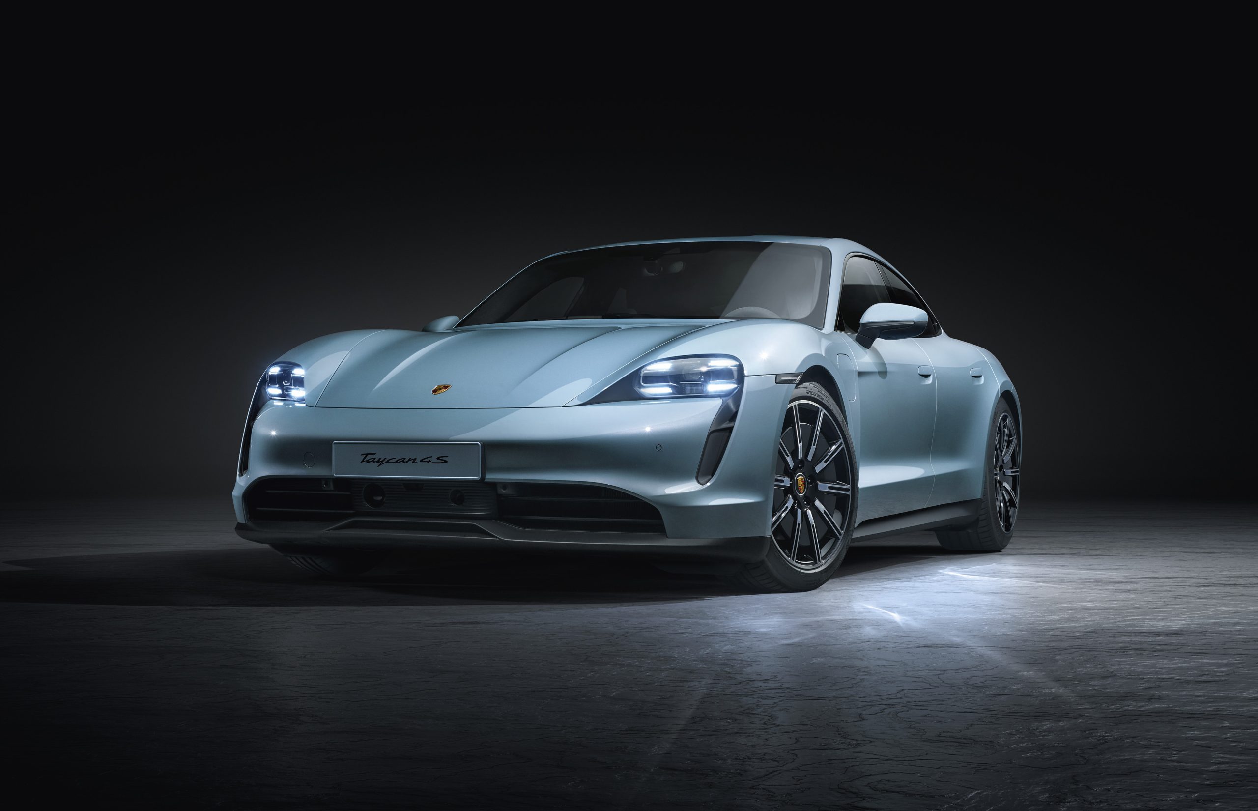 Η νέα ηλεκτροκίνητη Porsche Taycan 4S βάζει «φωτιά» στην άσφαλτο