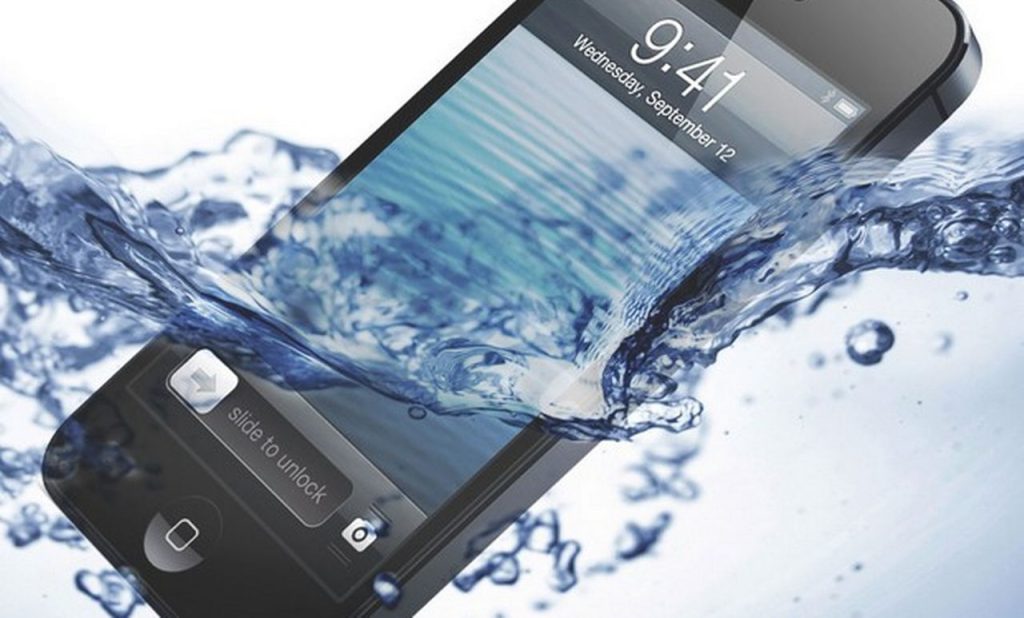 Δείτε με ποιον τρόπο θα «σώσουμε» το βρεγμένο μας κινητό