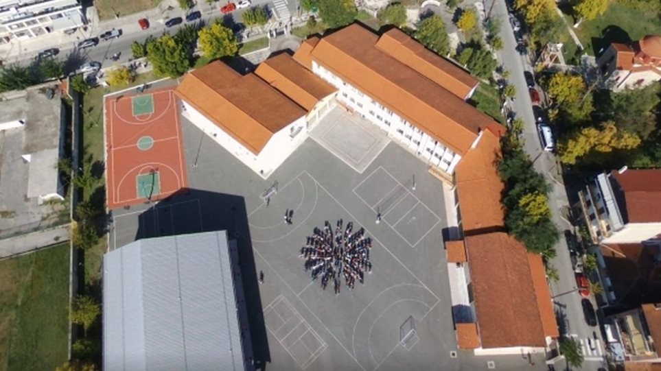 Γρεβενά: Μαθητές σχημάτισαν τον ήλιο της Βεργίνας στο προαύλιο του σχολείου τους (βίντεο)