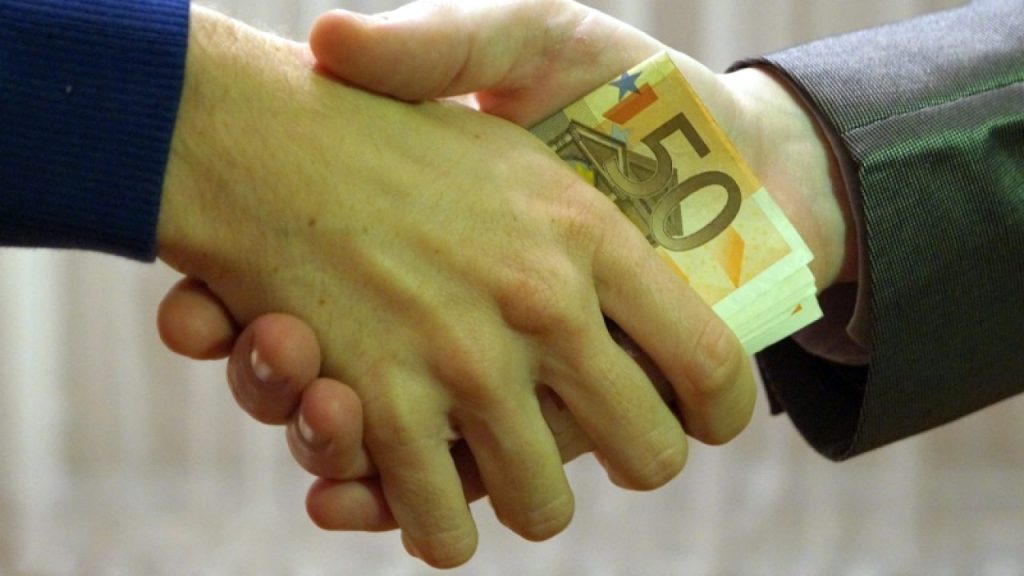 Ζήτησαν φακελάκι για να βγάλουν πιο γρήγορα την οικοδομική άδεια αλλά… δεν τους βγήκε – Πιάστηκαν επ’ αυτοφώρω