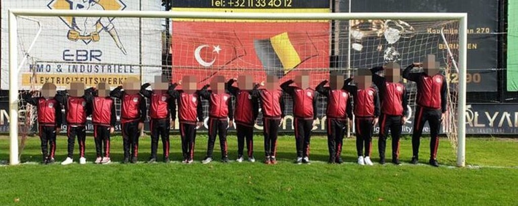 Βέλγιο: Ασταμάτητοι οι Τούρκοι – Παίχτες σε αγώνα της Κ10 χαιρετούν με τον στρατιωτικό χαιρετισμό (βίντεο – φώτο)