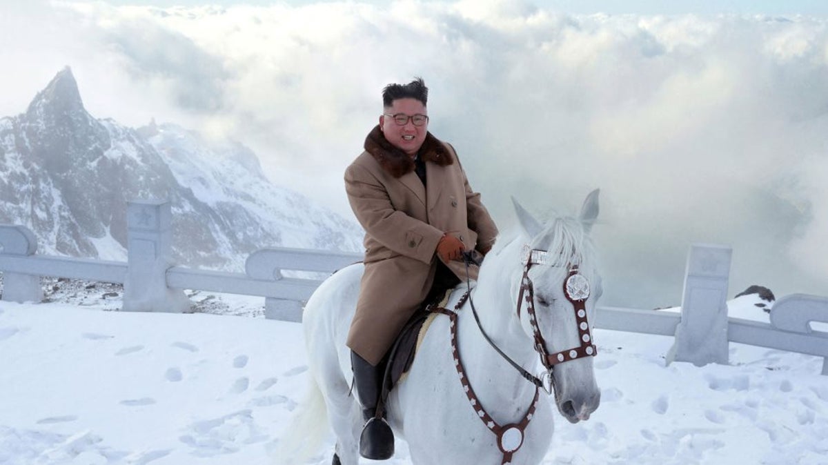 Κιμ Γιονγκ Ουν: Καβαλάρης στο χιονισμένο ιερό βουνό (φώτο)