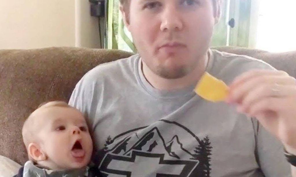 Επικό – Δείτε πώς αντιδρούν τα μωράκια όταν βλέπουν τους γονείς τους να τρώνε (βίντεο)