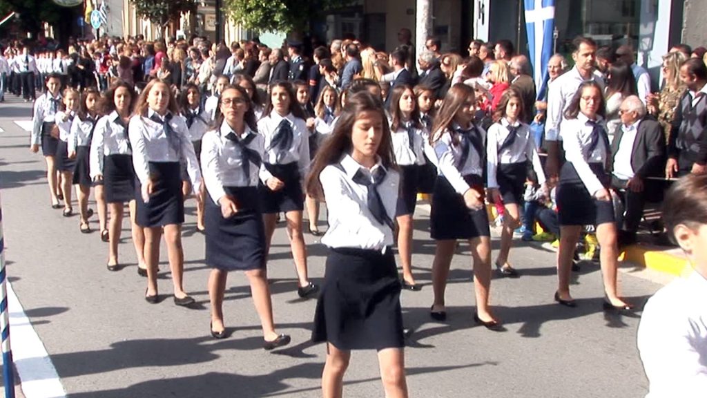 Καθηγητής σπρώχνει μαθητή κατά τη διάρκεια της παρέλασης στην Πτολεμαϊδα (βίντεο)