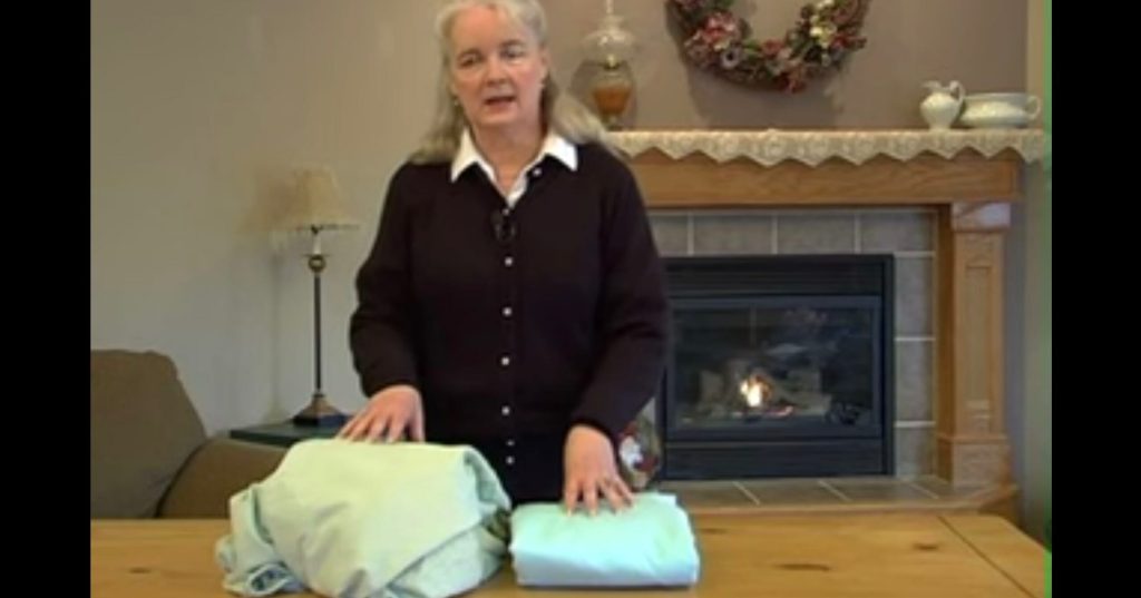 Δείτε τον τρόπο για να διπλώνετε εύκολα και σωστά τα σεντόνια (βίντεο)