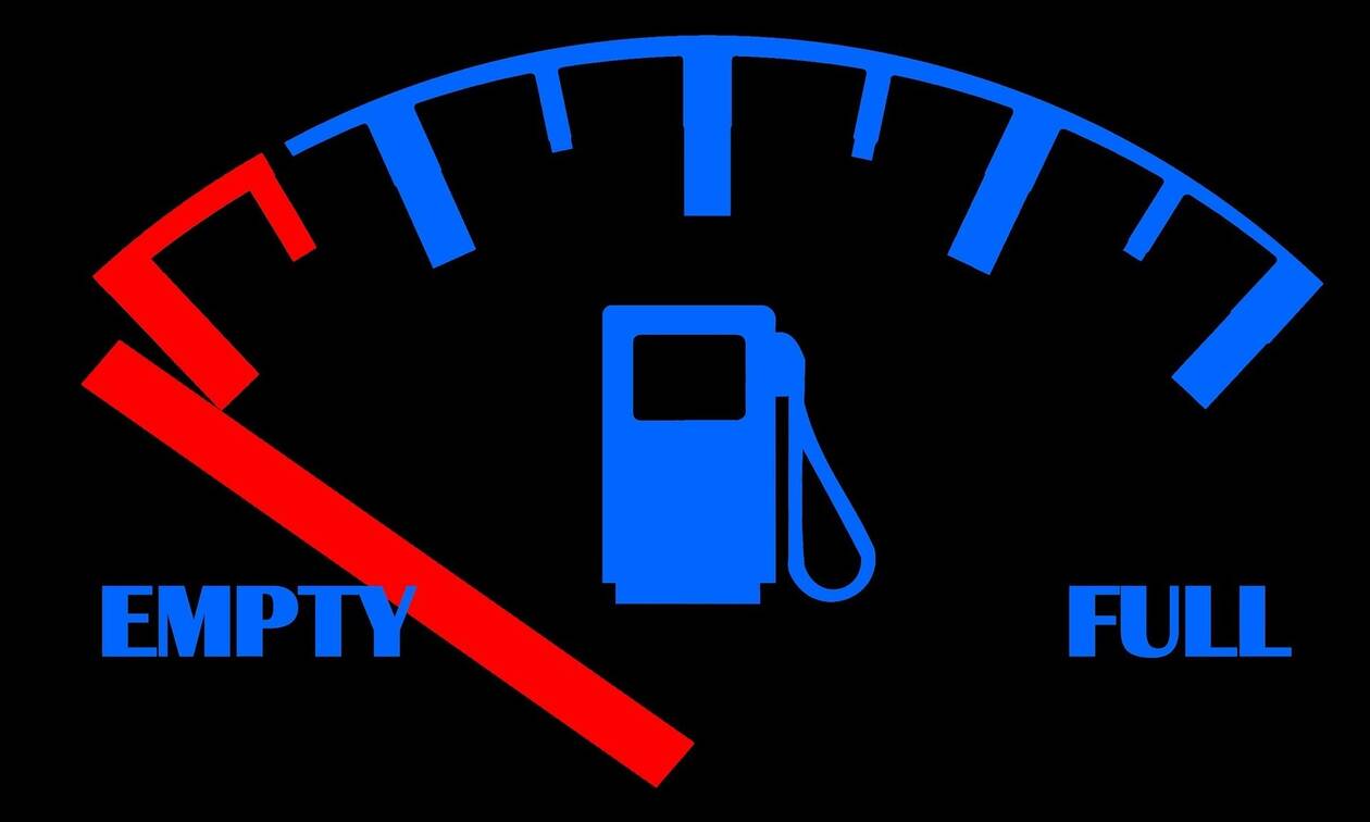 Να πόσα χιλιόμετρα μπορείτε να κάνετε από τη στιγμή που ανάβει το λαμπάκι της βενζίνης