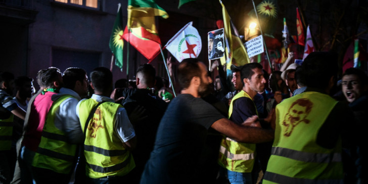 Επεισόδια έξω από την τούρκικη πρεσβεία στην Αθήνα: Κούρδοι επιχείρησαν να «σπάσουν» τον κλοιό των ΜΑΤ