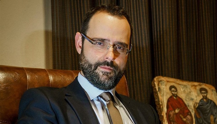 Ο βουλευτής της ΝΔ Κώστας Μαραβέγιας έσωσε γυναίκα που υπέστη καρδιακή προσβολή στη μέση του δρόμου (φωτο)