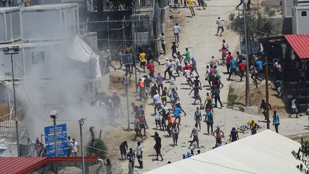 Σάμος: Το νησί «έρμαιο» των αλλοδαπών – Έχουν κατέβει στους δρόμους (βίντεο)