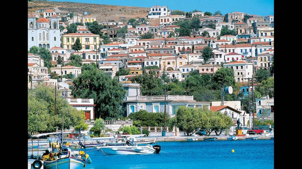 Οινούσσες: Η τεράστια γαλανόλευκη σημαία-απάντηση στους Τούρκους (φώτο)