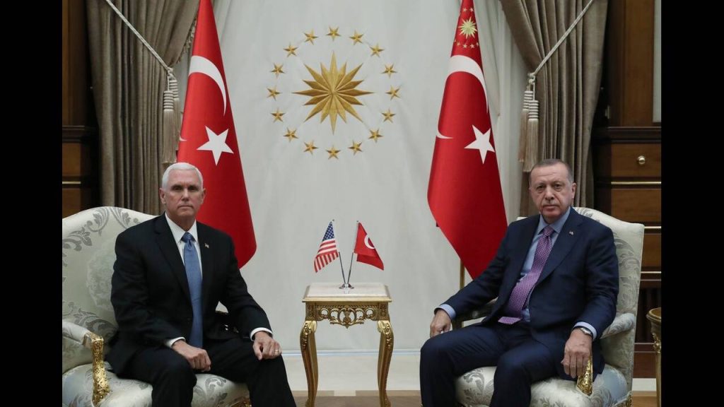 Ρ.Τ. Ερντογάν – Μ. Πενς : Η «ψυχρή» συνάντηση – Αυστηρή χειραψία και παγωμένα βλέμματα (βίντεο – φώτο)