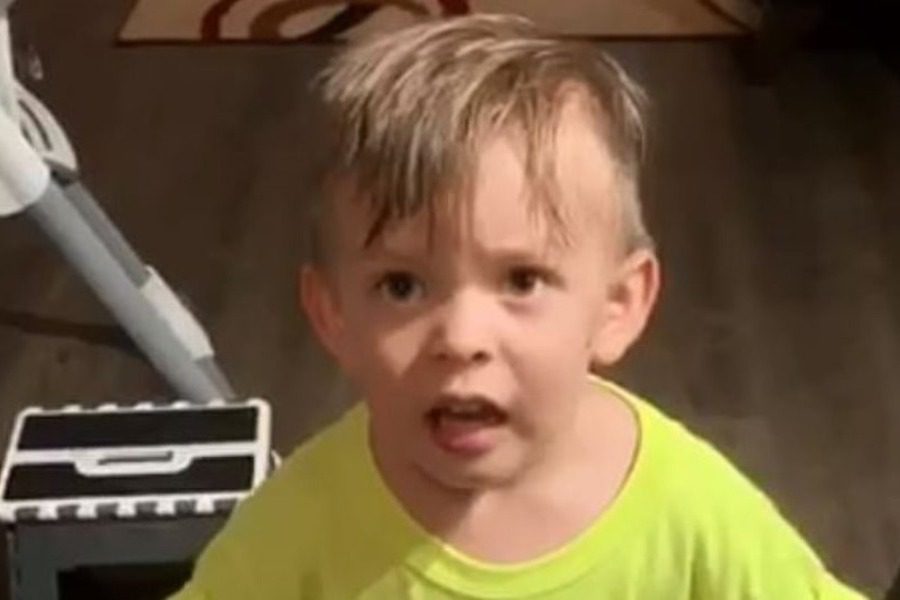 Αγοράκι ξεσπά επειδή η μαμά του έφυγε χωρίς να τον φιλήσει και γίνεται viral (βίντεο)