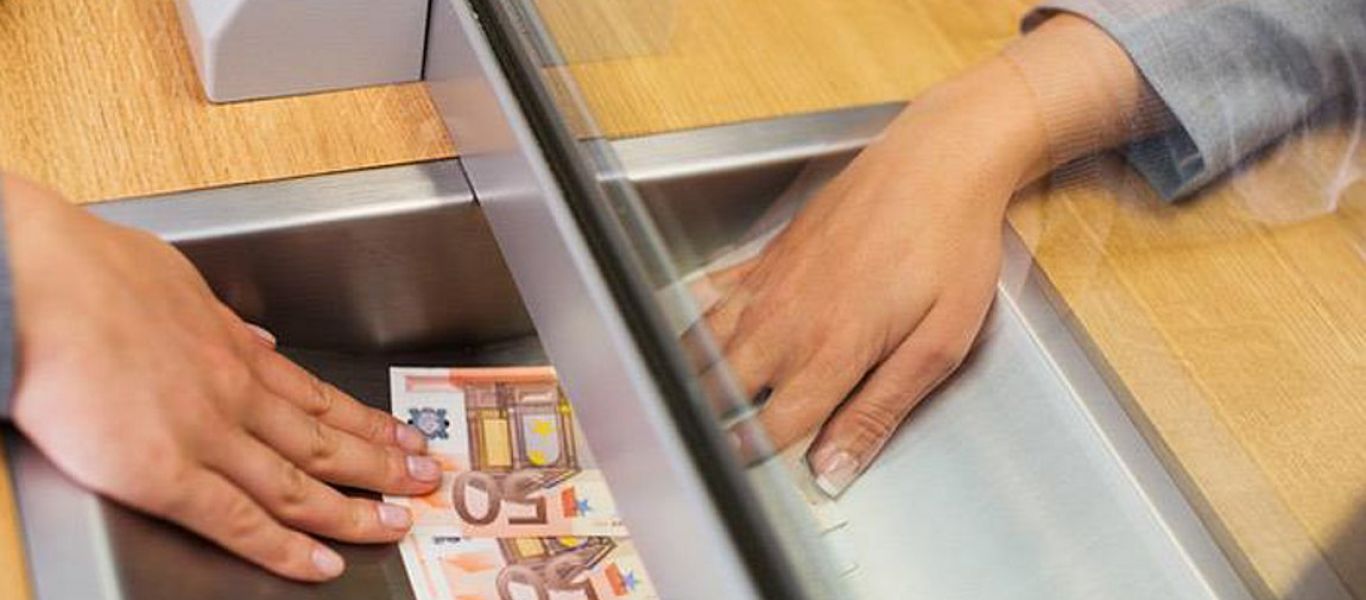 Όλα όσα πρέπει να γνωρίζετε για τις χρεώσεις που θα ισχύουν στις τραπεζικές συναλλαγές