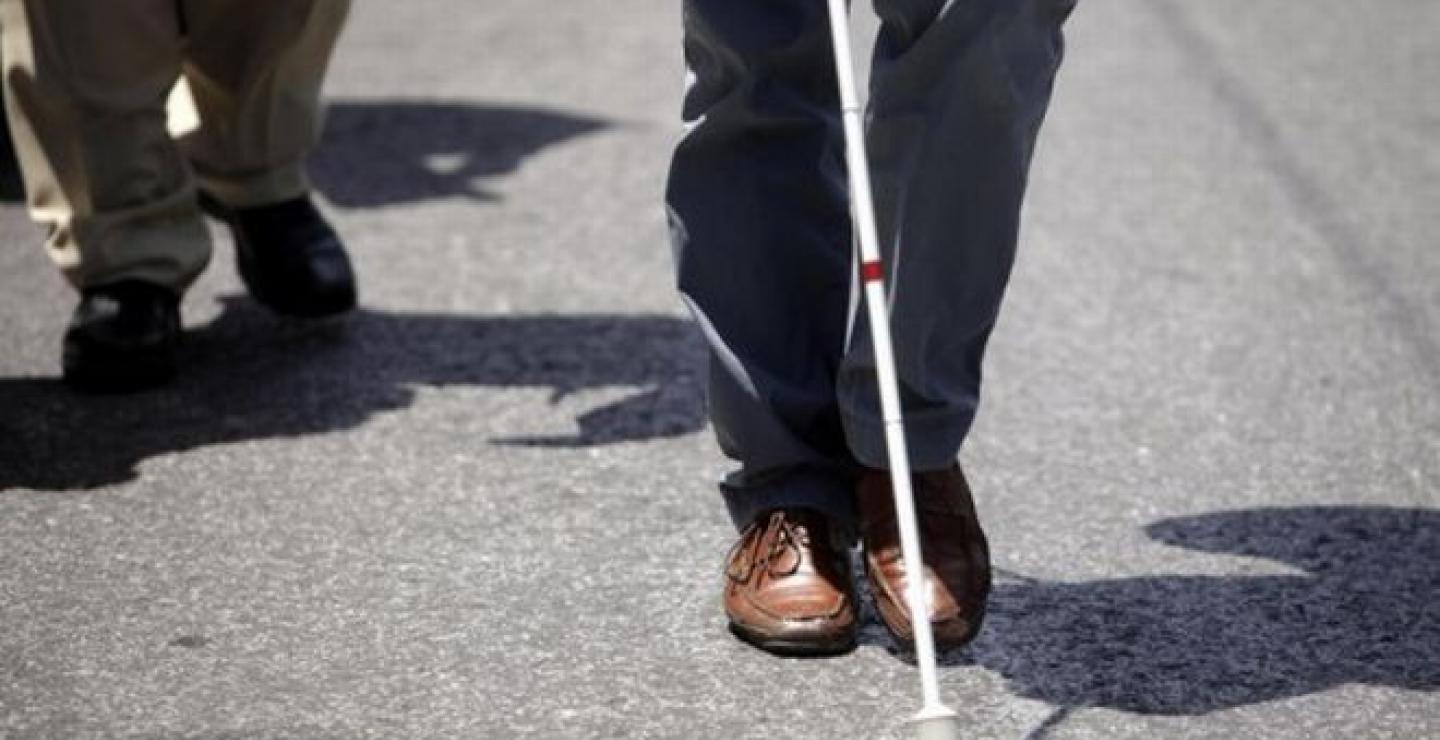 Τυφλός πολίτης γίνεται έξαλλος με οδηγό που παρκάρει σε διάβαση ατόμων ΑΜΕΑ (βίντεο)