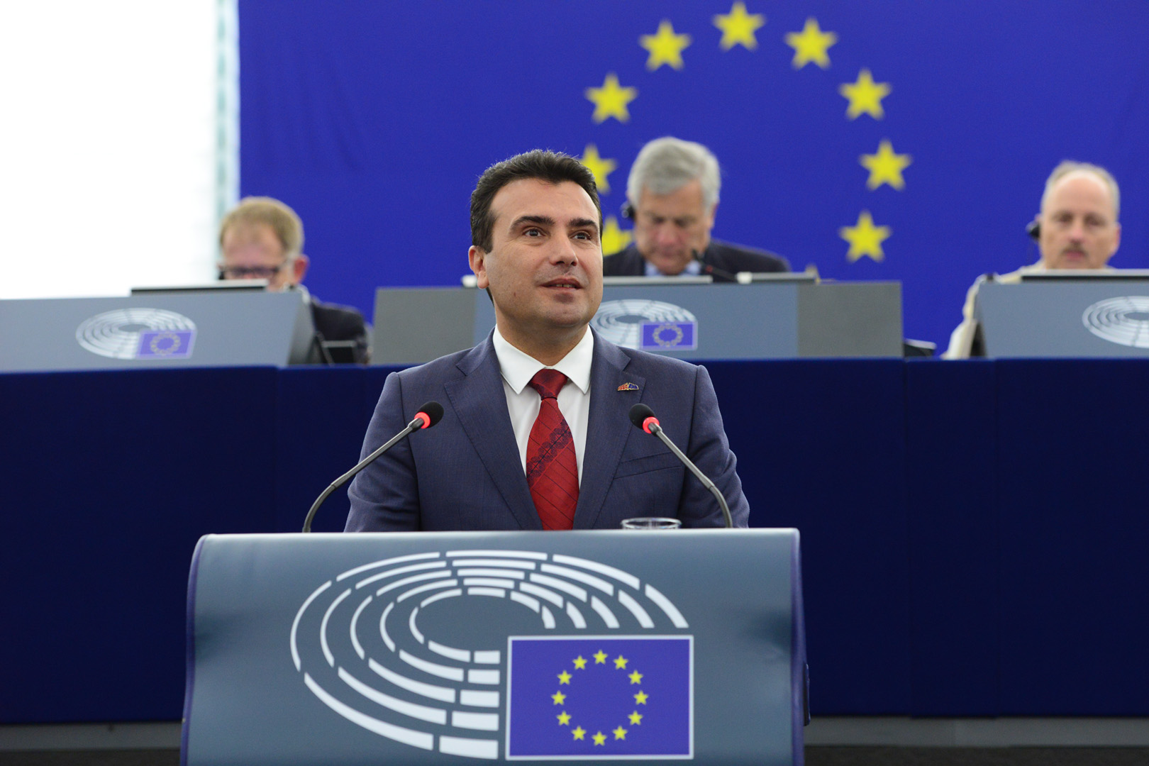 Πολιτική κρίση στα Σκόπια: Ο Ζάεφ απειλεί με παραίτηση  μετά το «όχι» της ΕΕ