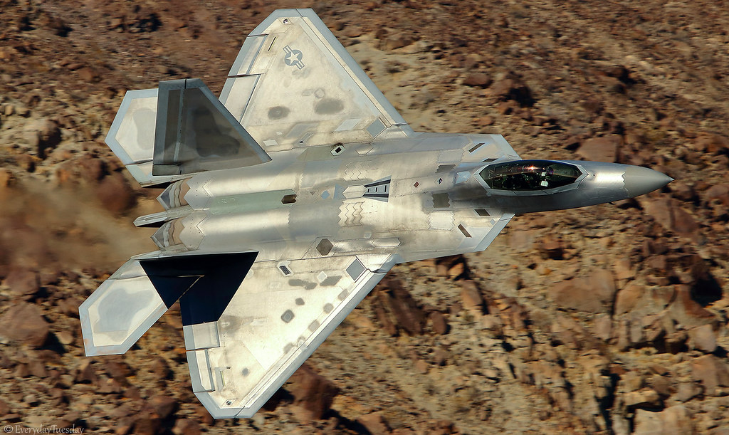 Μαχητικά αεροσκάφη «παρελαύνουν» μέσα σε φαράγγι στις ΗΠΑ – Μία ανάσα από τους θεατές (βίντεο)