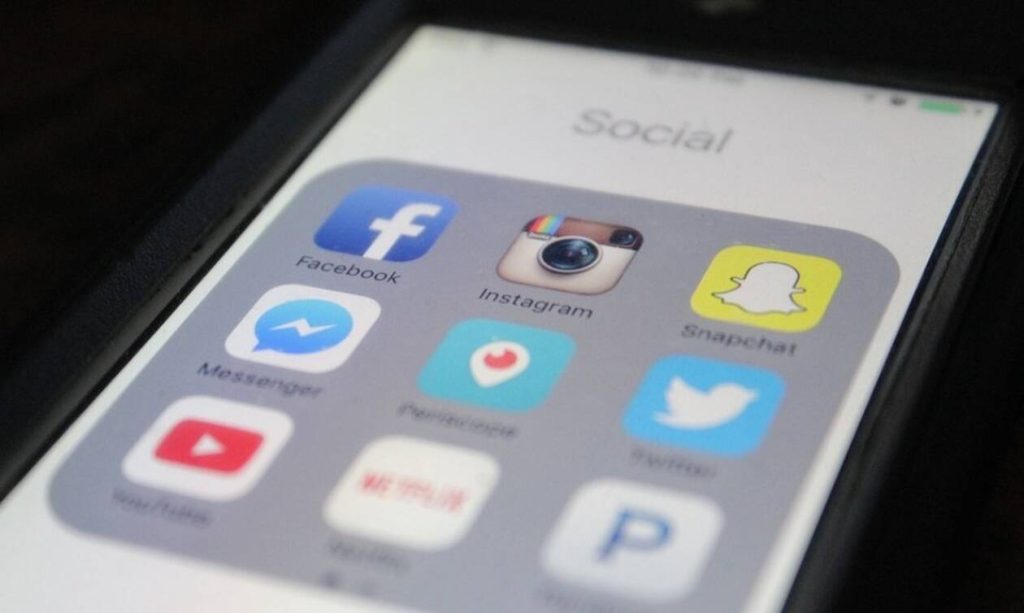 Γνωστή τραγουδίστρια έπεσε θύμα χάκερ – Διέρρευσαν γυμνές φωτογραφίες της (φωτο)