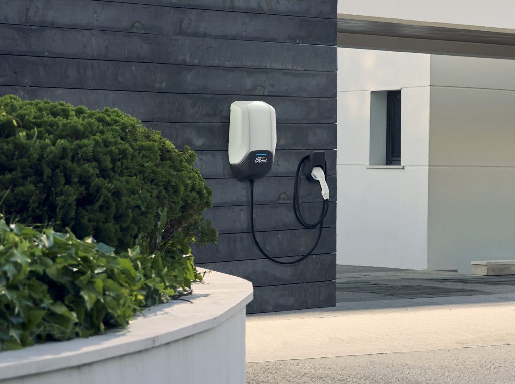 Η Ford δίνει λύση με τον επιτοίχιο φορτιστή Ford Connected Wallbox