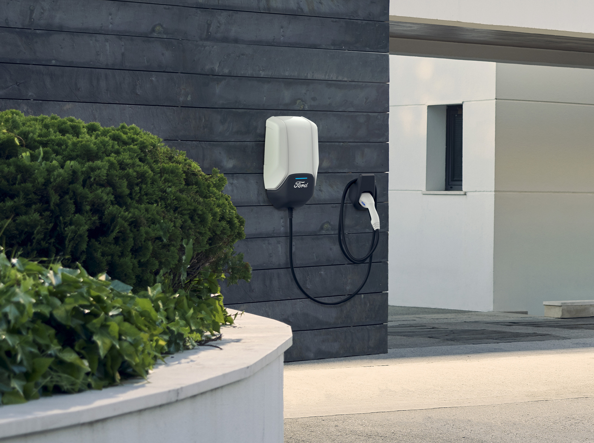 Η Ford δίνει λύση με τον επιτοίχιο φορτιστή Ford Connected Wallbox