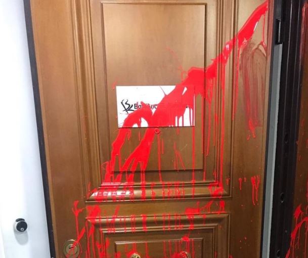 Στον εισαγγελέα 23χρονος που συνελήφθη μετά την επίθεση του «Ρουβίκωνα» στο γραφείο του Β. Κικίλια