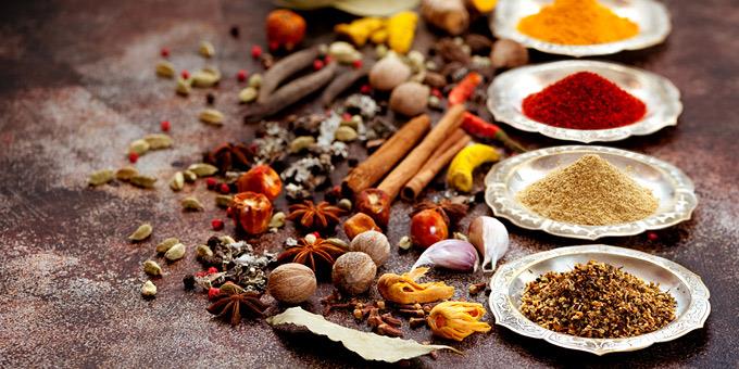 Ποια μπαχαρικά να προσθέσω στην καθημερινότητά μου για να αποφύγω το φούσκωμα;
