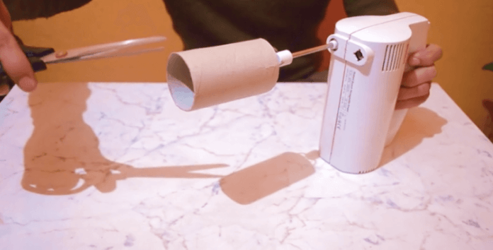 Πήρε ένα ρολό από χαρτί και το «κούμπωσε» στο μίξερ – Μόλις δείτε τι συμβαίνει θα το κάνετε αμέσως (βίντεο)