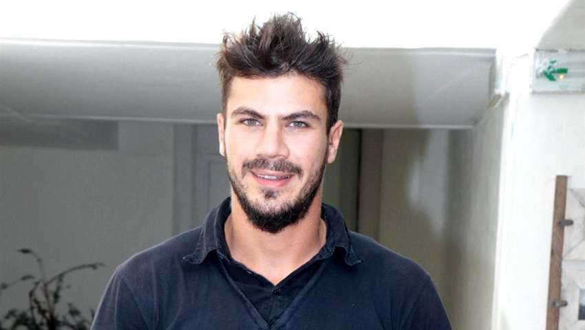 Στα κρύα του λουτρού: Αυτή είναι η μελαχρινή θεά που χώρισε τον Άκη Πετρετζίκη (φωτο)