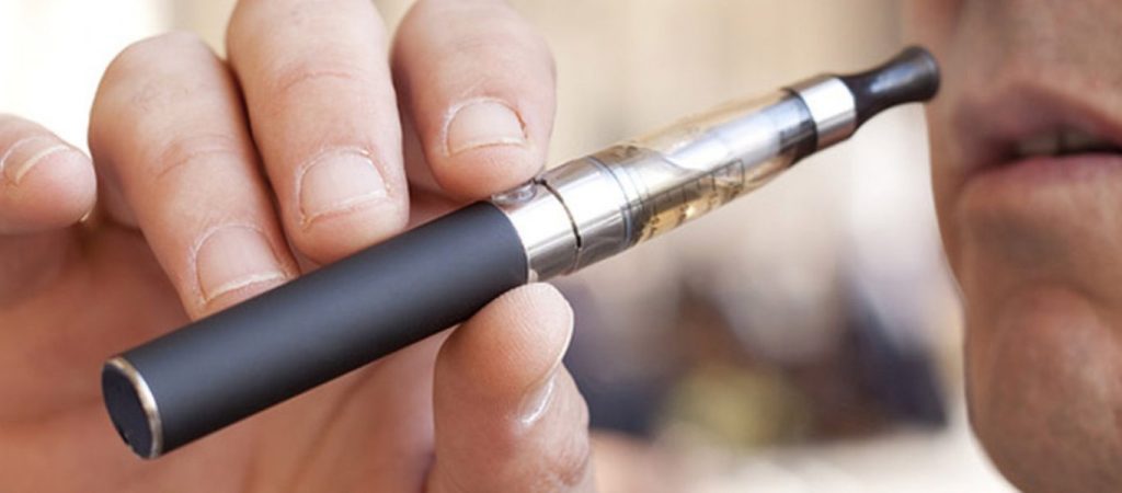 Έντονες αντιδράσεις για το ηλεκτρονικό τσιγάρο – Τι προβλέπει ο αντικαπνιστικός νόμος;