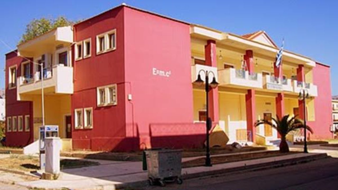 Πρώην δήμαρχος απείλησε να κόψει τις φλέβες του σε δημοτικό συμβούλιο