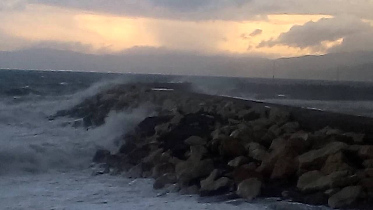 Κρήτη: 18χρονη πάλευε 12 ώρες με τα κύματα – Πως σώθηκε;