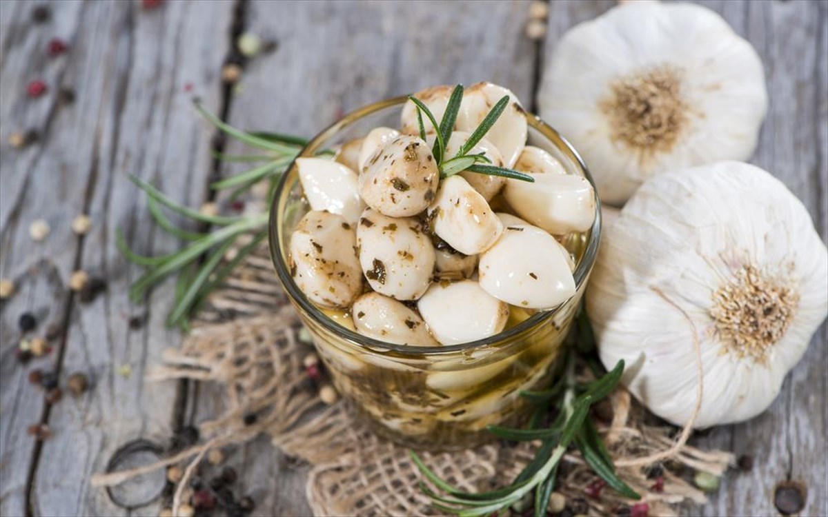 Τρεις φυσικοί τρόποι για να «διώξετε» την μυρωδιά του σκόρδου από την αναπνοή σας