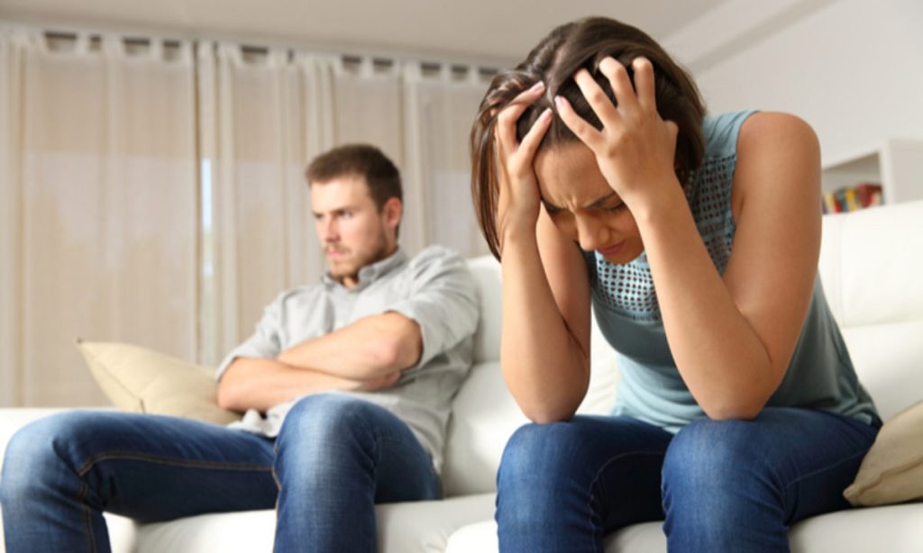 Αυτή είναι η «αθώα» συνήθεια που προμηνύει την απιστία