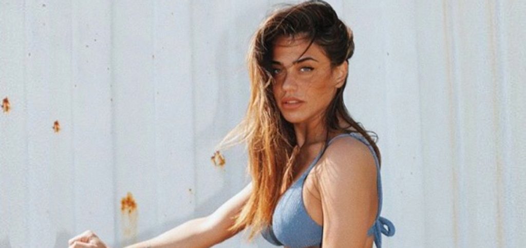 Η Κόνι Μεταξά κάνει «comeback» στο Instagram και ποζάρει ξανά topless (φωτο)