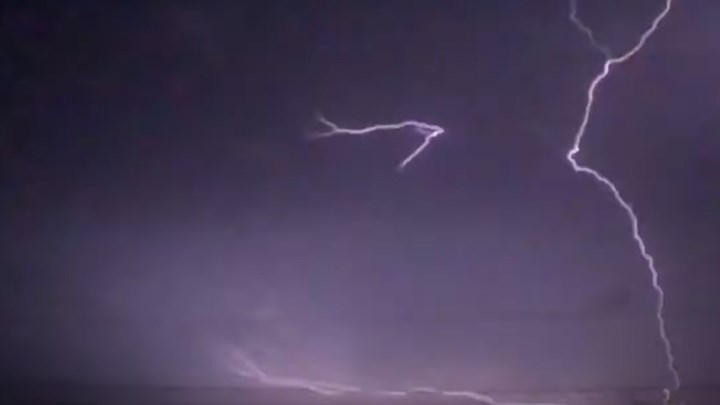 Εντυπωσιακό θέαμα – Αστραπές κατά τη διάρκεια καταιγίδας «χορεύουν» (βίντεο)