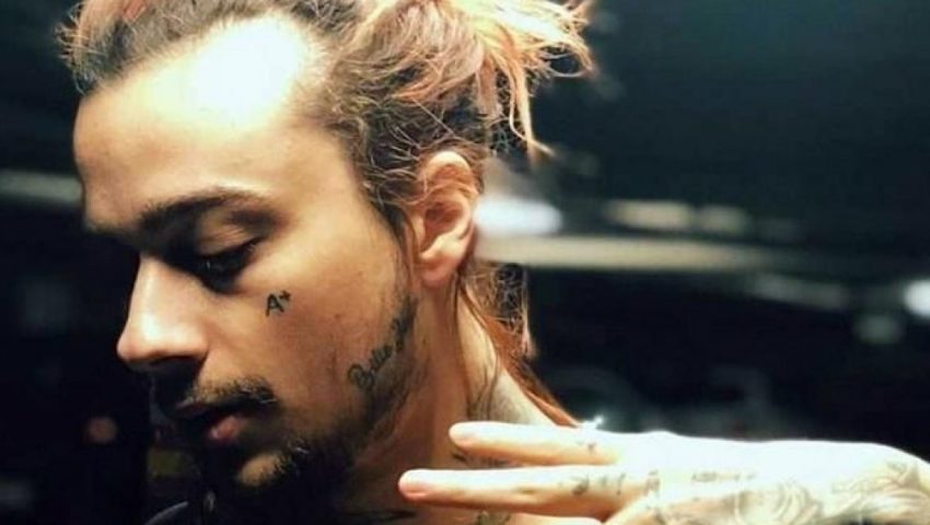 Κάτι πήγε στραβά: Ο Sin Boy στο νέο του τραγούδι πείραξε λίγο παραπάνω το autotune στη φωνή (βίντεο)