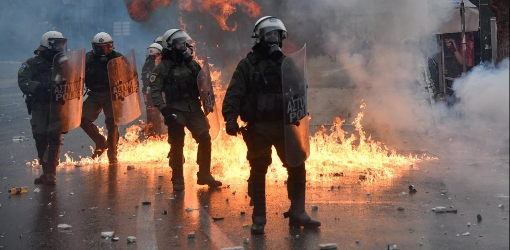 Επίθεση με μολότοφ σε διμοιρία των ΜΑΤ στη Θεσσαλονίκη (φώτο-βίντεο)