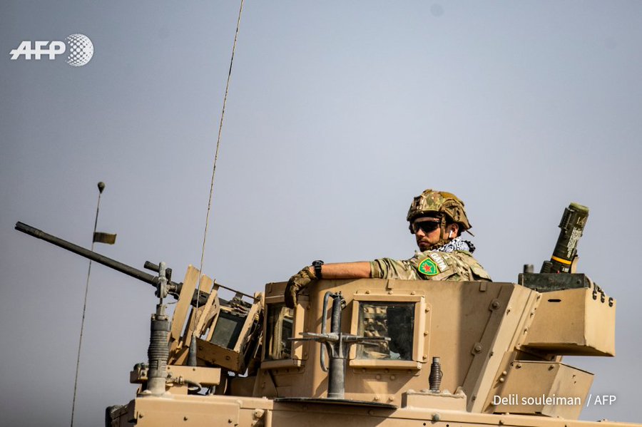 Συρία: Οι Αμερικανοί αποχωρούν φορώντας επιδεικτικά σήματα του SDF μπροστά από τους Τούρκους στρατιώτες (upd)