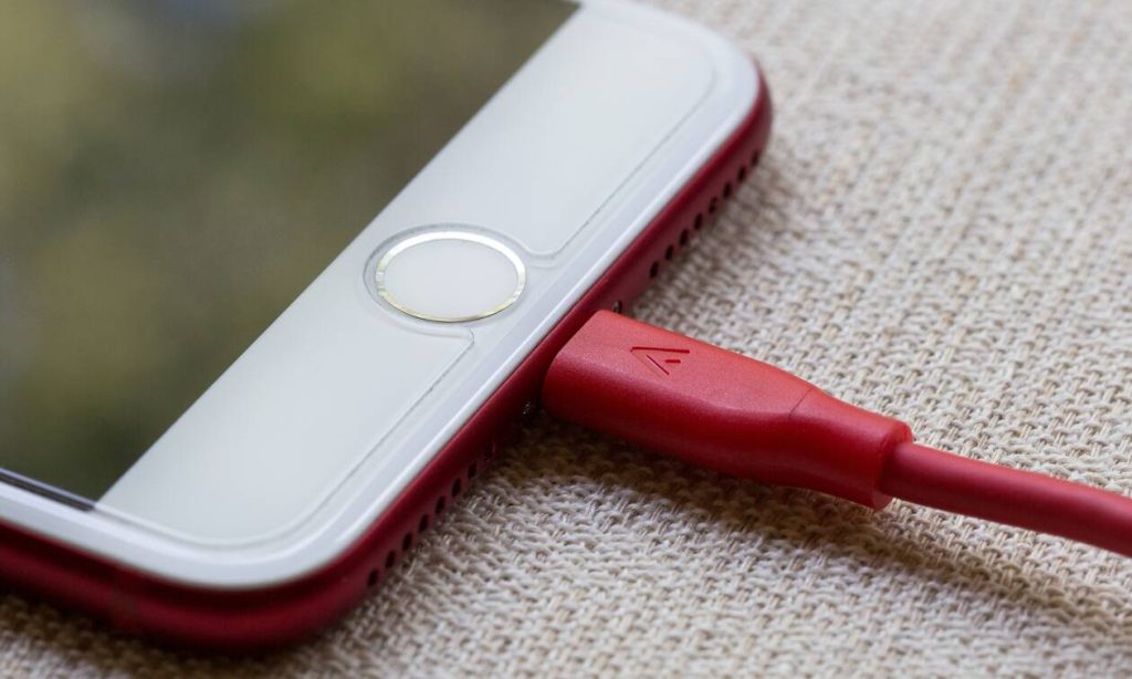 Δείτε γιατί δεν πρέπει να φορτίζουμε το κινητό μας το βράδυ