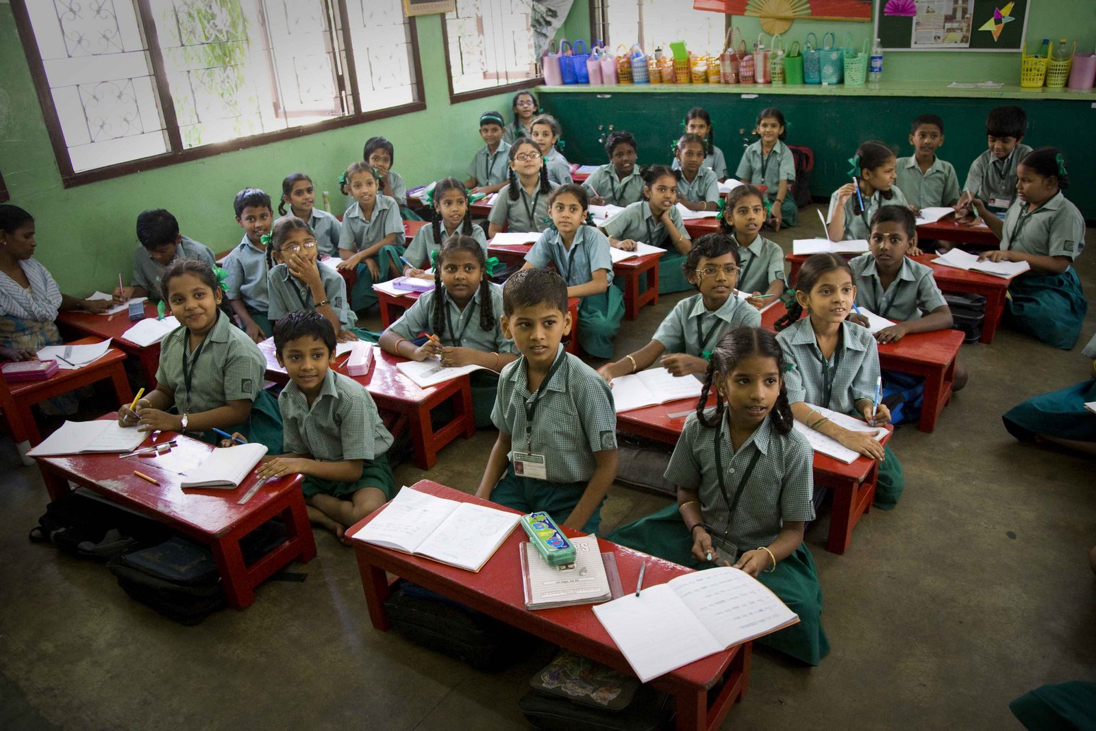 Ινδία: Έβαλαν χαρτόκουτα στα κεφάλια μαθητών για να μην αντιγράφουν