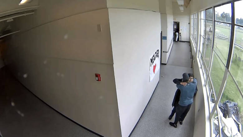 Καθηγητής αφόπλισε και αγκάλιασε μαθητή που ετοιμαζόταν να αυτοκτονήσει (βίντεο)