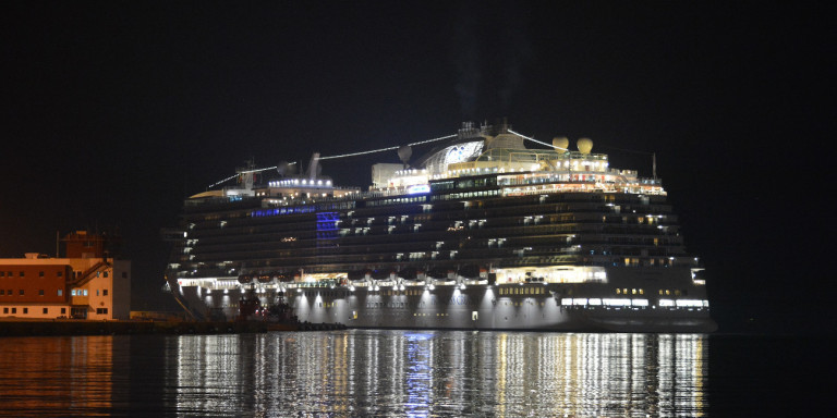 Παρθενική άφιξη του νεότερου κρουαζιερόπλοιου στο λιμάνι του Πειραιά (βίντεο)