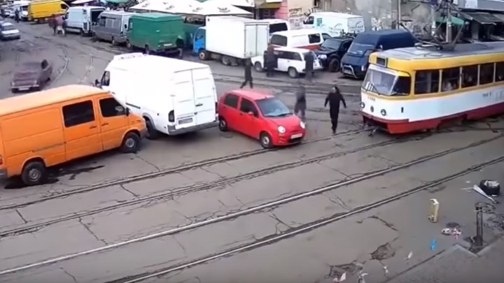 Παρκάρισμα για… «κόκκινο χαλί» – Περαστικοί μεταφέρουν μπρος-πίσω το αμάξι για να περνά το τραμ (βίντεο)