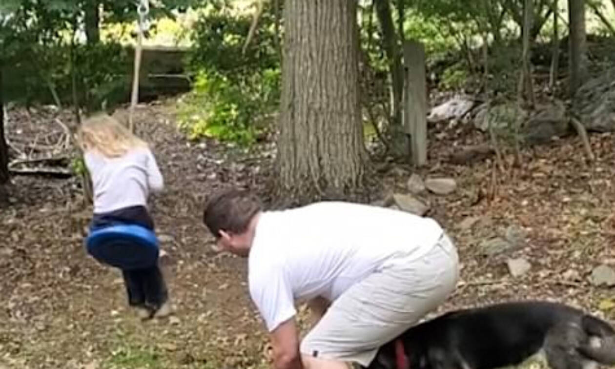 Αυτός ο μπαμπάς βρήκε τον καλύτερο τρόπο για να κάνει κούνια η κόρη του (βίντεο)