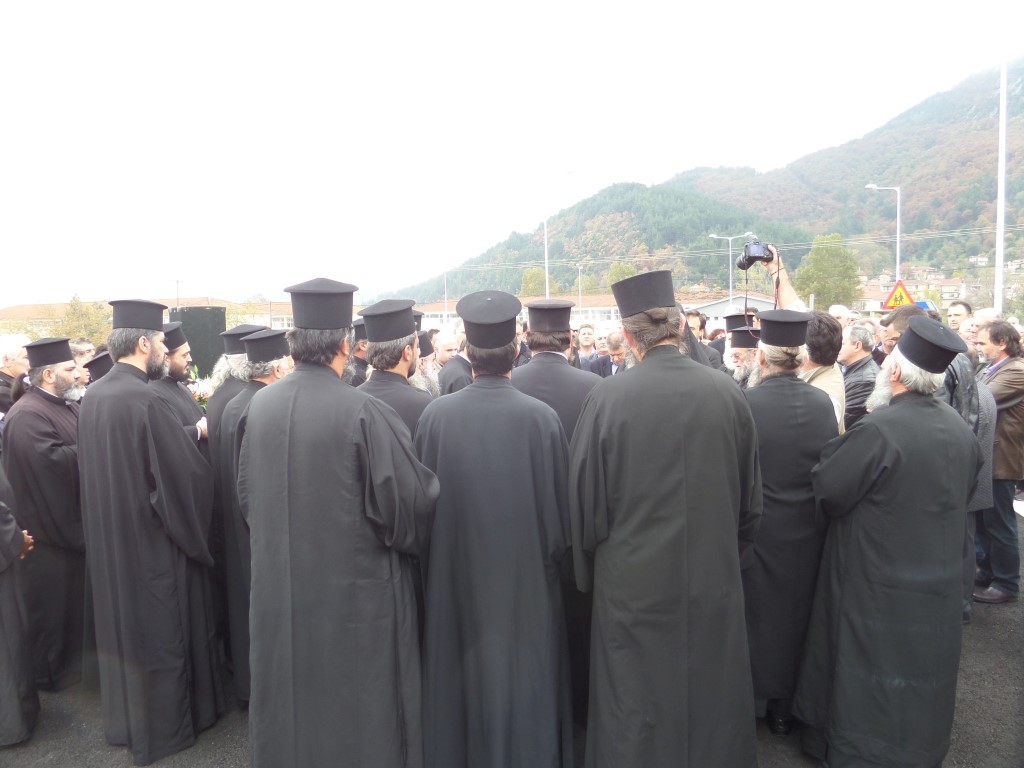 Παπάς – αστυνομικός φυλάει σκοπιά με… όπλο στα Τρίκαλα (φωτό)