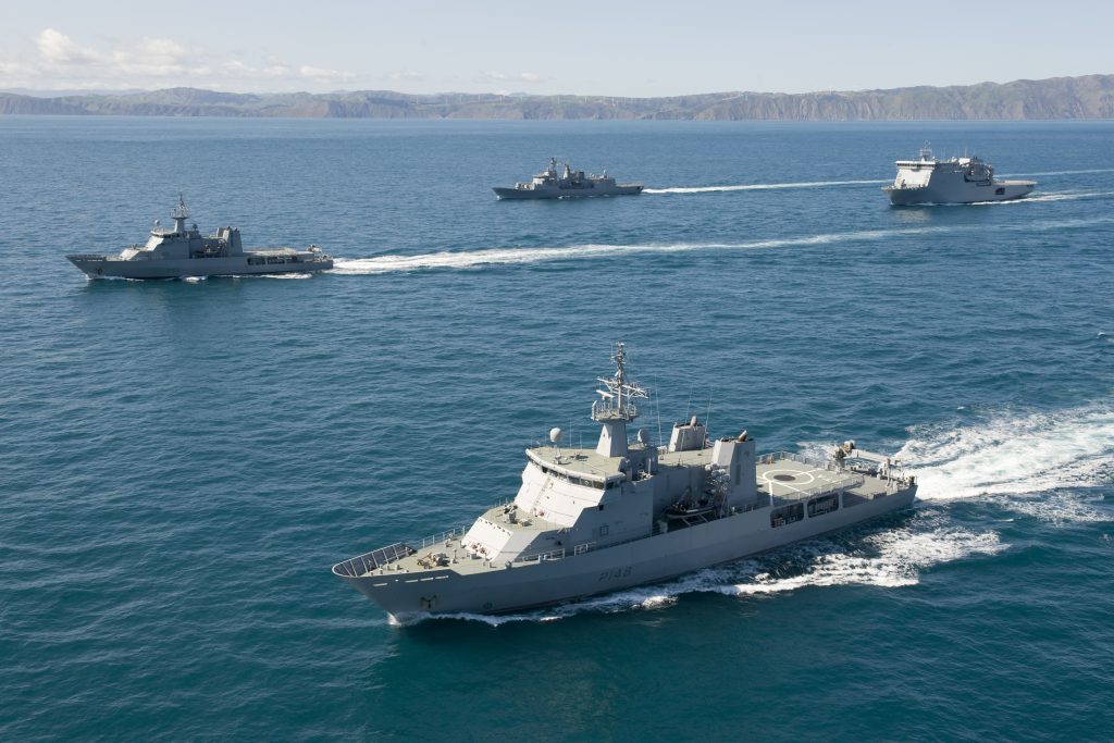 «Η Αλίκη στο Ναυτικό»: Η Νέα Ζηλανδία επιτρέπει στους ναύτες να φοράνε μακιγιάζ, ψεύτικες βλεφαρίδες & σκουλαρίκια