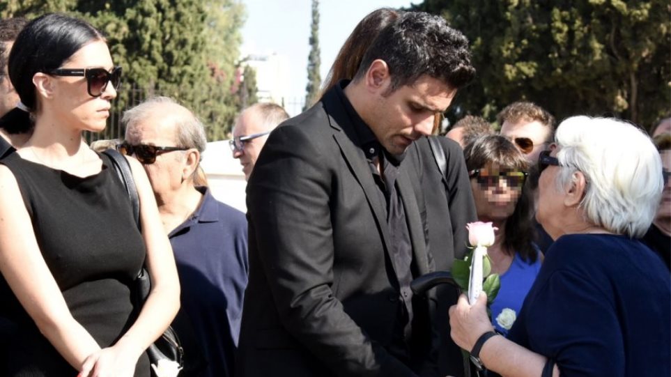Δ.Ουγγαρέζος: Συντετριμμένος στην κηδεία της μητέρας του – Ποιοι του συμπαραστάθηκαν (φώτο)